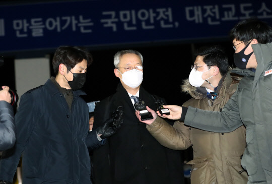 월성 1호기 원전 경제성 평가 조작에 관여한 혐의 등에 대한 구속영장이 기각된 백운규 전 산업통상자원부 장관이 9일 대전 유성구 대전구치소를 나서고 있다. 연합뉴스
